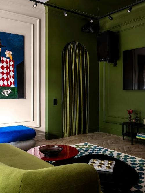 Яркий интерьер квартиры для девушки создан под вдохновением от книги Льюиса Кэрролла Алиса в Стране Чудес. 04