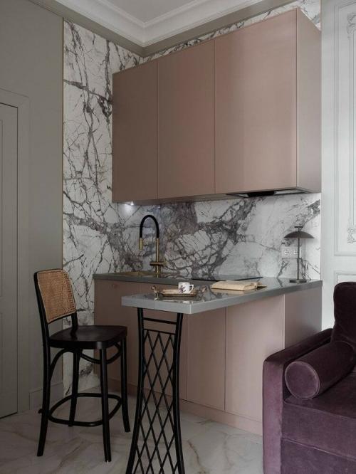 Эта небольшая квартира в Санкт-петербурге когда-то была частью коммуналки - а теперь превратилась в атмосферное пространство с характером и душой. 01