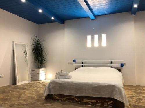 Крутая идея!  Лишь в том случае, если нет возможности отправиться в отпуск.