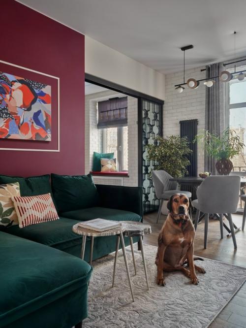 Уютное пространство, в котором личные истории семьи нашли отражение в дизайне. 01