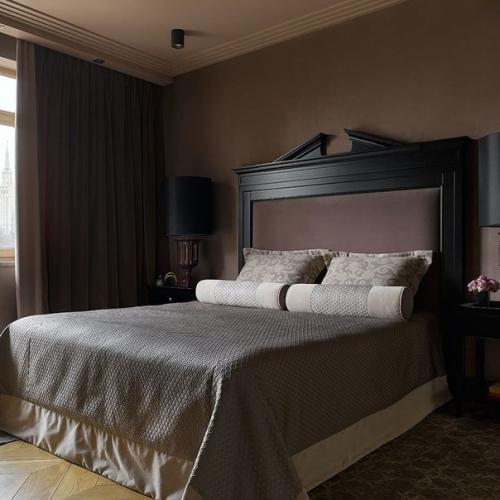 Благородный серый фон, сочные вкрапления цвета, практичные и выразительные отделки идеальное сочетание для семейного интерьера. 07