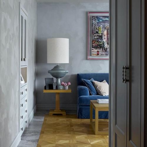 Благородный серый фон, сочные вкрапления цвета, практичные и выразительные отделки идеальное сочетание для семейного интерьера. 05