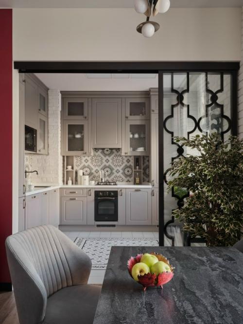 Уютное пространство, в котором личные истории семьи нашли отражение в дизайне. 03