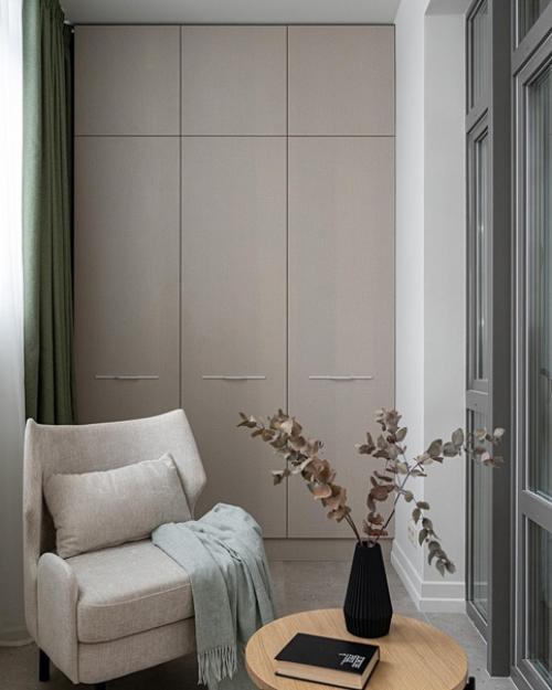 Светлая квартира с акцентами зеленого цвета. 01