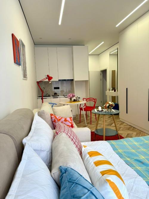 Пример того, как даже небольшое пространство может заиграть характером и стать по-настоящему удобным. 01