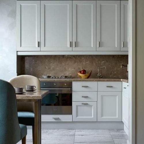 Благородный серый фон, сочные вкрапления цвета, практичные и выразительные отделки идеальное сочетание для семейного интерьера. 02