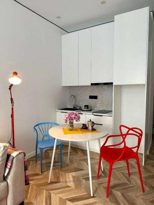 Пример того, как даже небольшое пространство может заиграть характером и стать по-настоящему удобным. 06