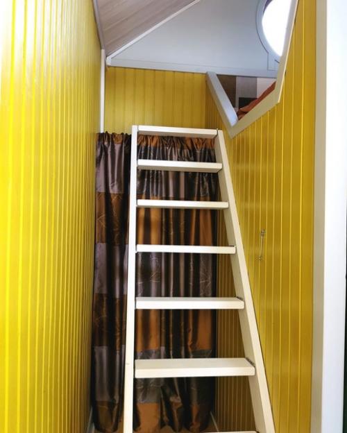 Яркое, уютное и комфортное маленькое пространство, где есть только самое необходимое. 07