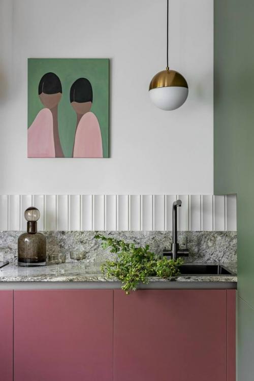 Этот интерьер - отличный пример того, как даже небольшое пространство можно превратить в атмосферное, выразительное и невероятно уютное место. 02