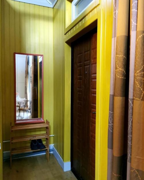 Яркое, уютное и комфортное маленькое пространство, где есть только самое необходимое. 08