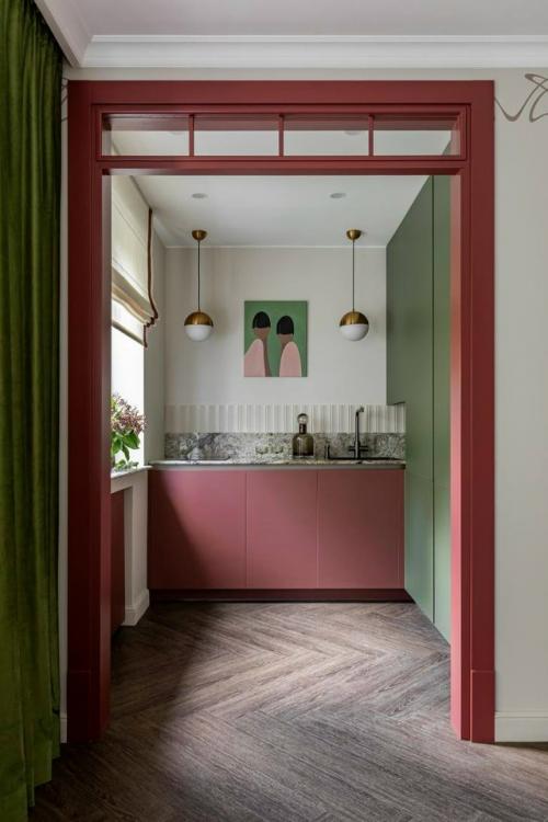 Этот интерьер - отличный пример того, как даже небольшое пространство можно превратить в атмосферное, выразительное и невероятно уютное место. 01