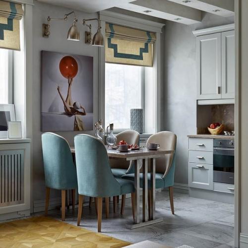 Благородный серый фон, сочные вкрапления цвета, практичные и выразительные отделки идеальное сочетание для семейного интерьера. 01