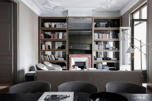 Характер всего интерьера задает отреставрированная узорная мозаика на полу. 02