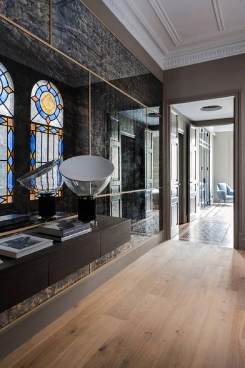 Характер всего интерьера задает отреставрированная узорная мозаика на полу. 03