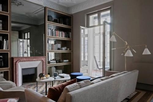 Характер всего интерьера задает отреставрированная узорная мозаика на полу. 06