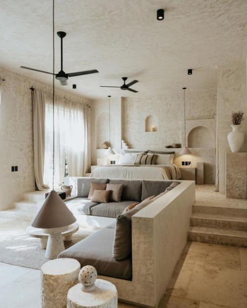 Красивая дизайнерская квартира, в которой используются светлые тона, натуральные материалы и скульптурные формы.