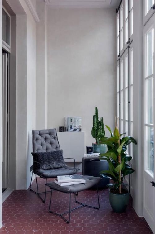 Характер всего интерьера задает отреставрированная узорная мозаика на полу. 05