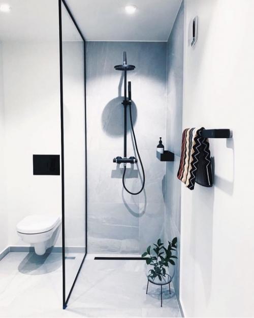 Очень круто!  Но ведь на чёрном каждая пылинка/капелька видна. 08