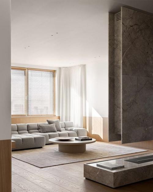 Интересно обыграны углы, цвет пола уютный, мебель мягкая оригинальная. 08