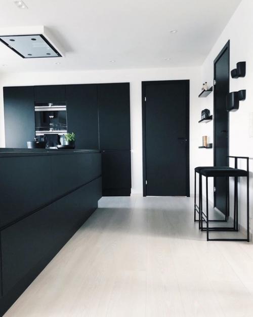 Очень круто!  Но ведь на чёрном каждая пылинка/капелька видна. 01