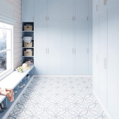 Необычно нежные цвета для входной зоны в частном доме. 01