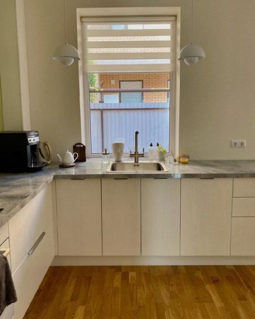 Кухня - гостиная с оливковой стеной. 03