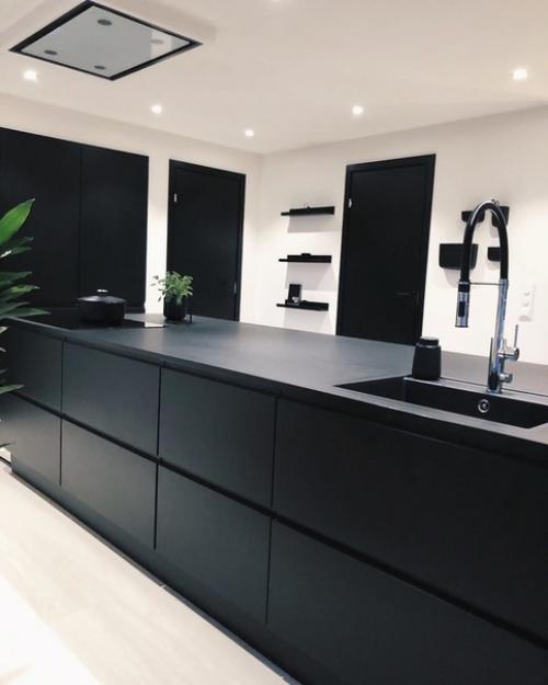 Очень круто!  Но ведь на чёрном каждая пылинка/капелька видна. 02