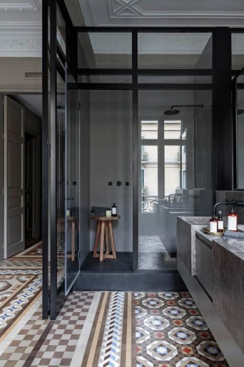 Характер всего интерьера задает отреставрированная узорная мозаика на полу. 04