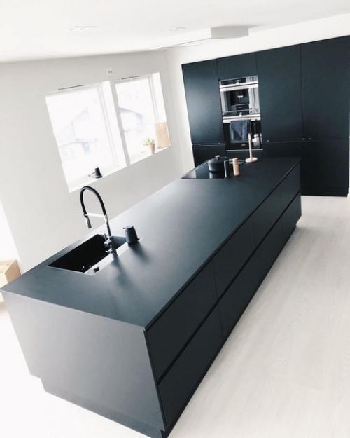 Очень круто!  Но ведь на чёрном каждая пылинка/капелька видна.