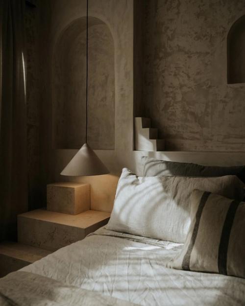 Красивая дизайнерская квартира, в которой используются светлые тона, натуральные материалы и скульптурные формы. 02