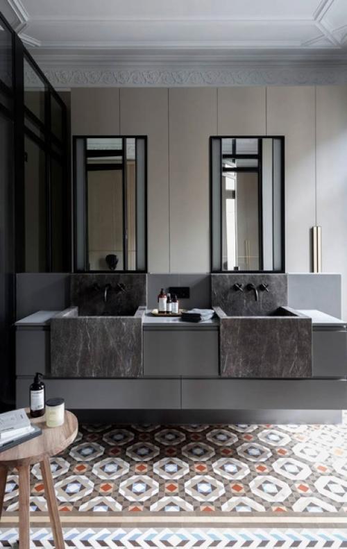 Характер всего интерьера задает отреставрированная узорная мозаика на полу. 01