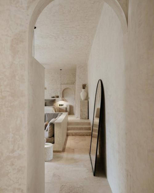 Красивая дизайнерская квартира, в которой используются светлые тона, натуральные материалы и скульптурные формы. 01