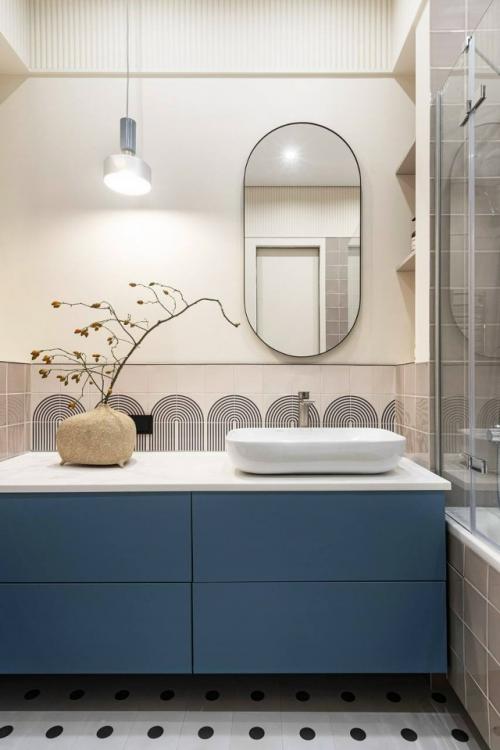 Интерьер квартиры выполнен в современном стиле с элементами Мемфиса и создан для молодой семейной пары, ценящей комфорт и выразительный дизайн. 05