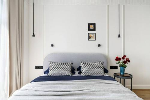 Интерьер квартиры выполнен в современном стиле с элементами Мемфиса и создан для молодой семейной пары, ценящей комфорт и выразительный дизайн. 04