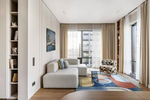 Интерьер квартиры выполнен в современном стиле с элементами Мемфиса и создан для молодой семейной пары, ценящей комфорт и выразительный дизайн. 01