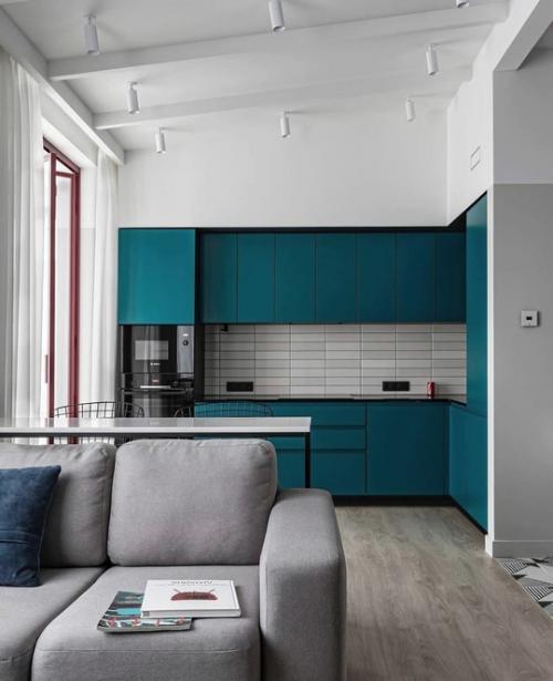 Яркий цвет кухни неожиданно приятен. 01