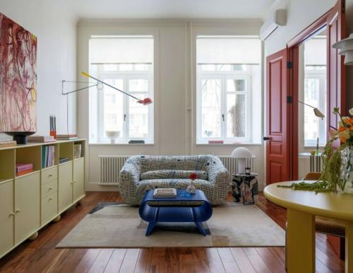 Смелый, необычный и очень яркий интерьер квартиры для молодой девушки - это пространство, наполненное цветом, настроением и индивидуальностью. 01