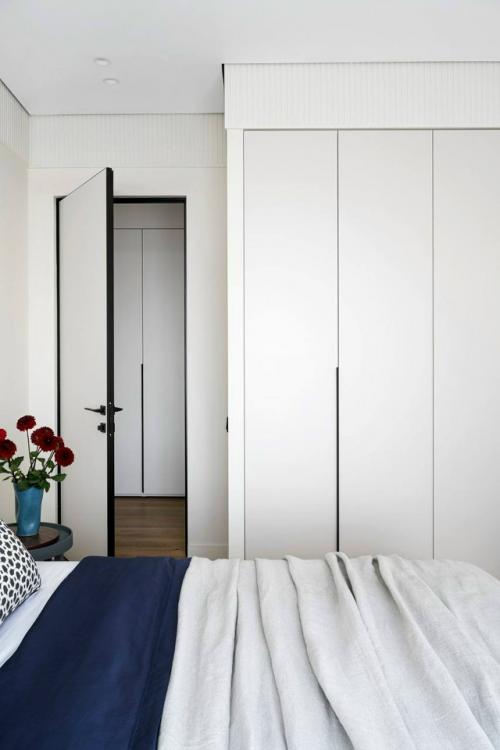 Интерьер квартиры выполнен в современном стиле с элементами Мемфиса и создан для молодой семейной пары, ценящей комфорт и выразительный дизайн. 03