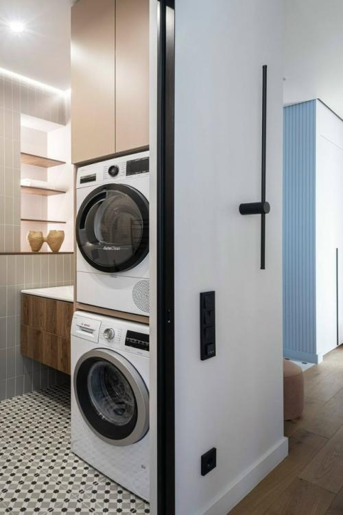 Интерьер квартиры выполнен в современном стиле с элементами Мемфиса и создан для молодой семейной пары, ценящей комфорт и выразительный дизайн. 06