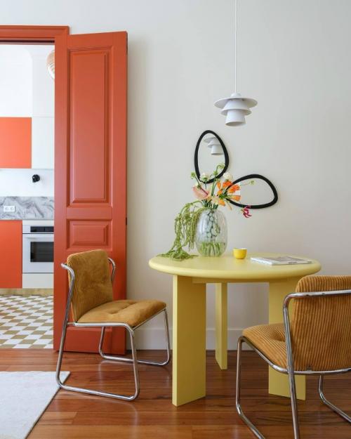 Смелый, необычный и очень яркий интерьер квартиры для молодой девушки - это пространство, наполненное цветом, настроением и индивидуальностью. 02