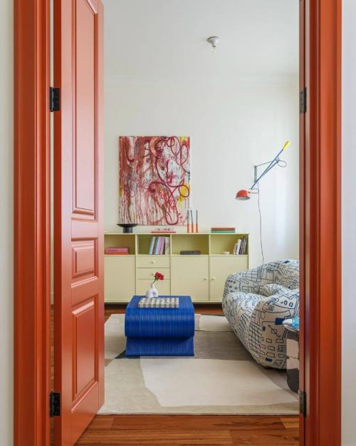 Смелый, необычный и очень яркий интерьер квартиры для молодой девушки - это пространство, наполненное цветом, настроением и индивидуальностью.  