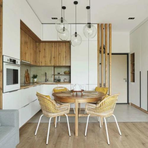 Дерево и яркие акценты в уютном интерьере трехкомнатной квартиры. 01