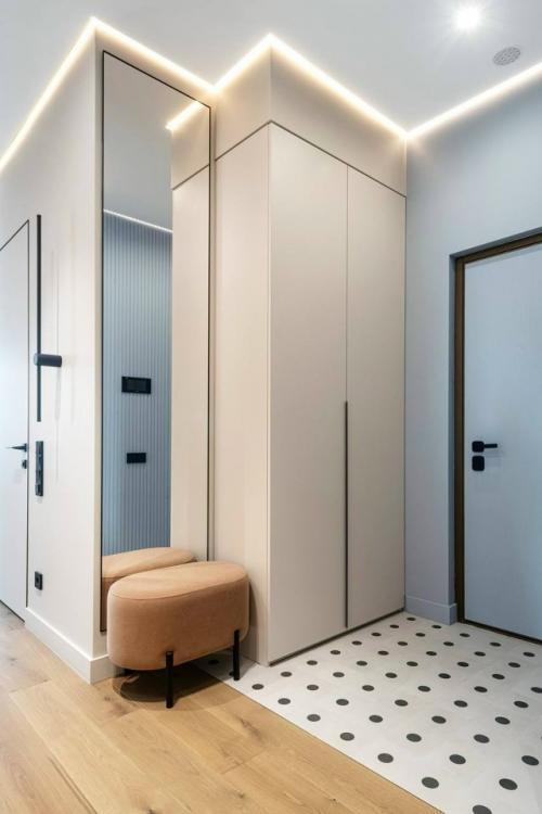 Интерьер квартиры выполнен в современном стиле с элементами Мемфиса и создан для молодой семейной пары, ценящей комфорт и выразительный дизайн. 08