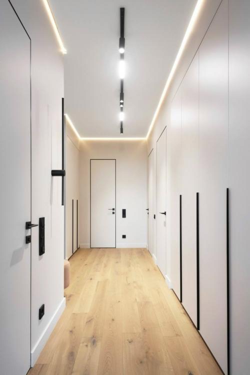 Интерьер квартиры выполнен в современном стиле с элементами Мемфиса и создан для молодой семейной пары, ценящей комфорт и выразительный дизайн. 07