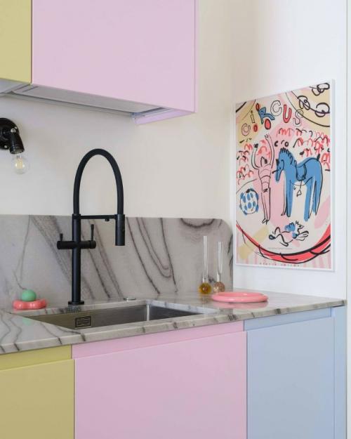 Смелый, необычный и очень яркий интерьер квартиры для молодой девушки - это пространство, наполненное цветом, настроением и индивидуальностью. 03