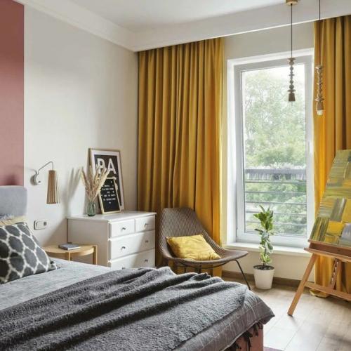 Дерево и яркие акценты в уютном интерьере трехкомнатной квартиры. 02