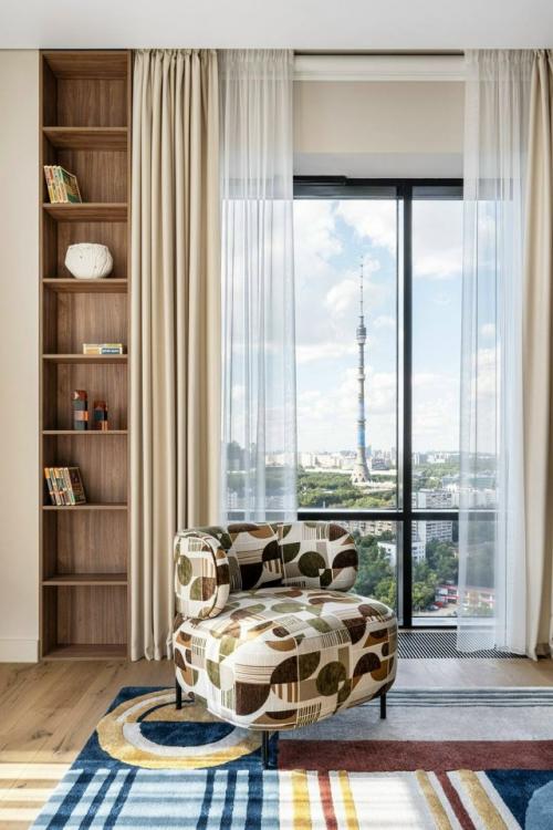 Интерьер квартиры выполнен в современном стиле с элементами Мемфиса и создан для молодой семейной пары, ценящей комфорт и выразительный дизайн. 02