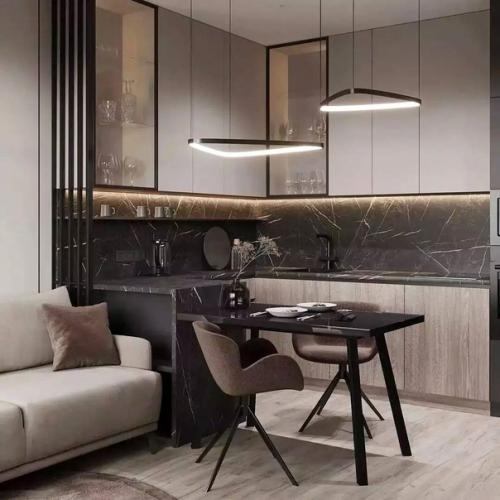 Это смелое решение для тех, кто предпочитает темные краски и необычный декор: сочетать коричневый цвет с черным мрамором.