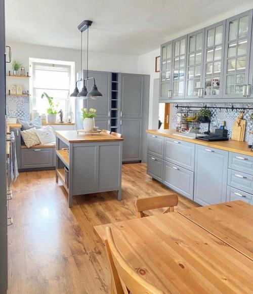 Интерьер кухни, выполненный в сером фасаде. 01