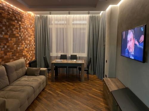 Кухня, ванная и спальня, а вот кирпич в гостиной чёт не очень.